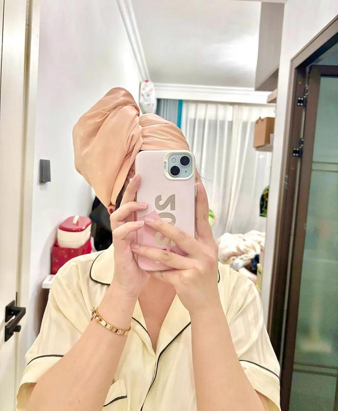 干好？10分钟轻松养成女明星「绸缎发」不朽情缘mg网址洗完头自然风干还是吹(图5)